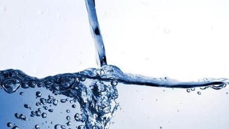 چرا طعم آب شیر شما عجیب شده؟ ۵ دلیل پنهان پشت مزه و بوی بد آب